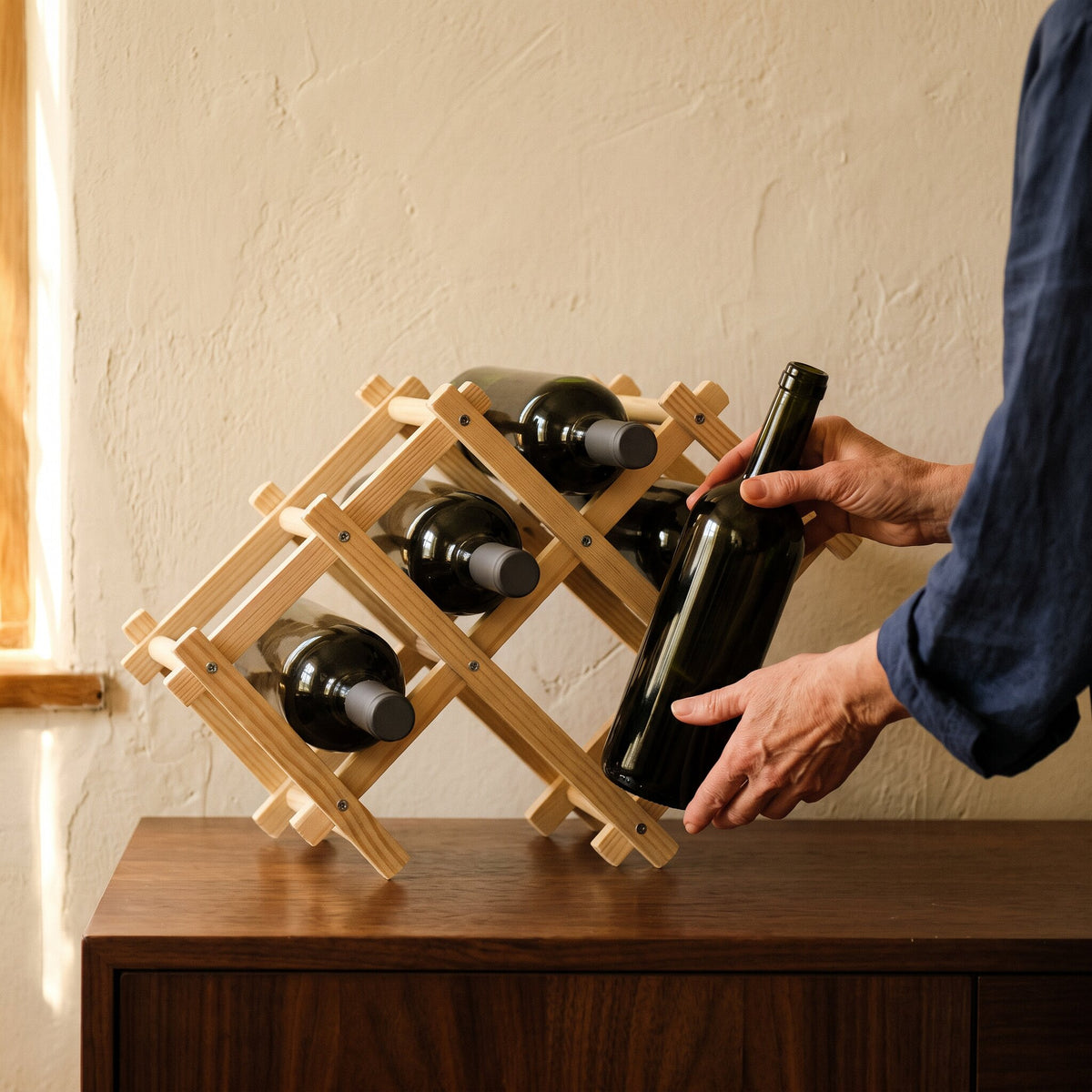 Mini etagere de vin en bois - main d'échelle