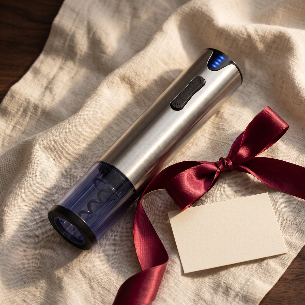 Tire-bouchon électrique usb sur lin crème avec ruban bordeaux, idée cadeau amateur de vin
