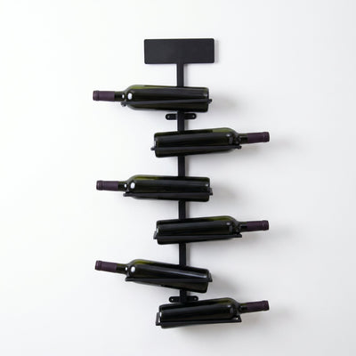 Porte-bouteille mural en fer noir avec quatre bouteilles sur fond blanc