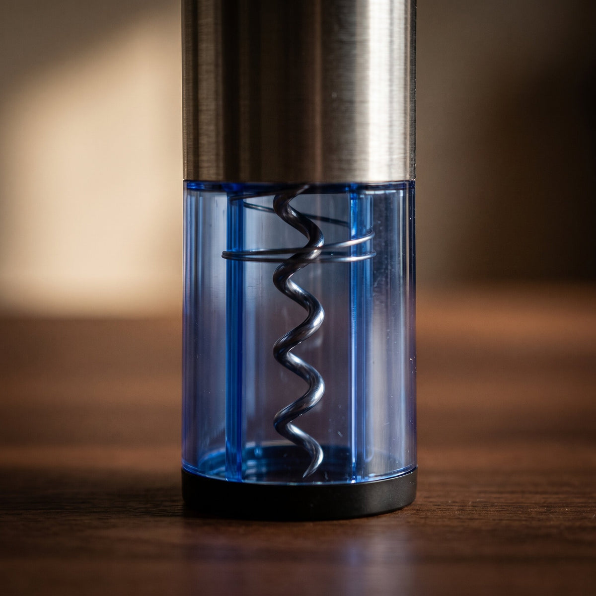Gros plan sur la vrille en acier inoxydable du tire-bouchon électrique usb