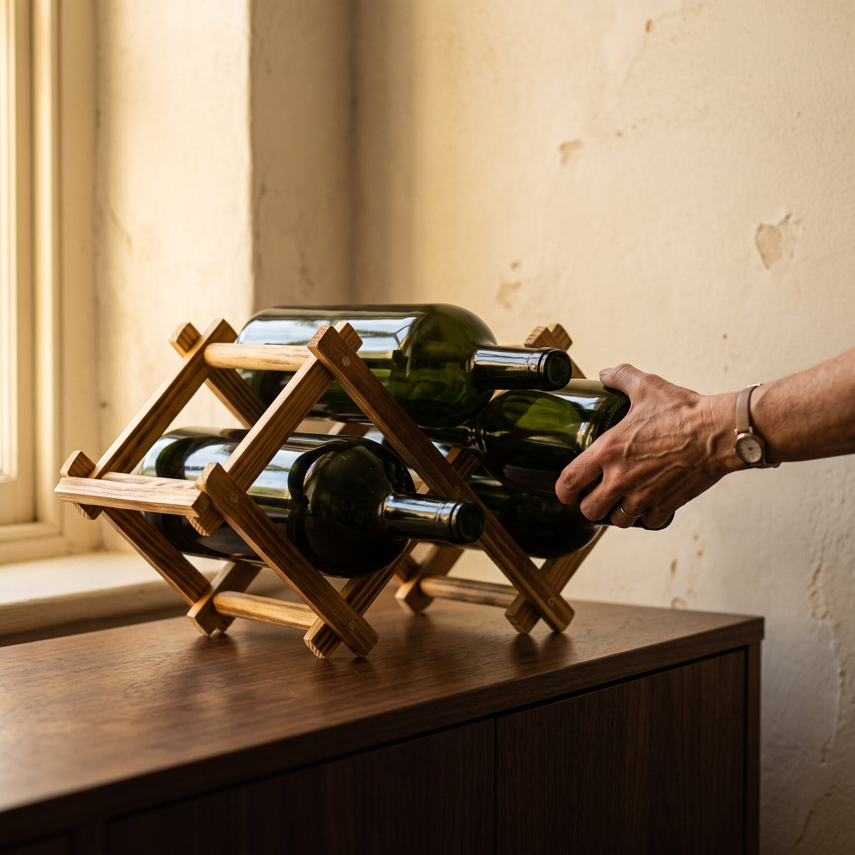 Petite Etagere de Vin en bois - main d'échelle