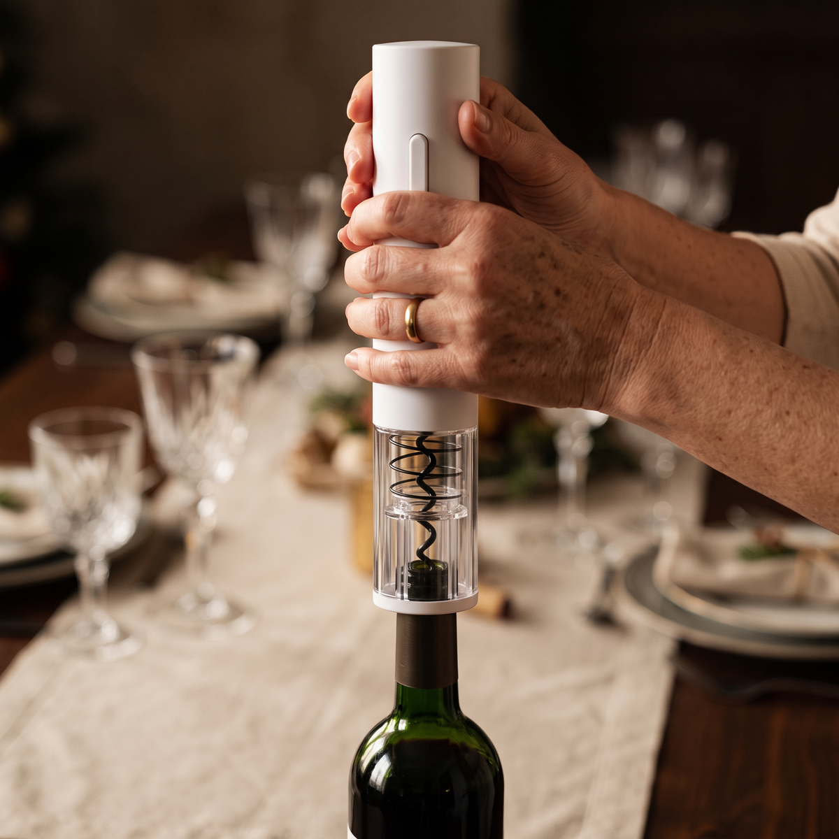 Tire-bouchon électrique Milano posé sur le goulot d'une bouteille de vin