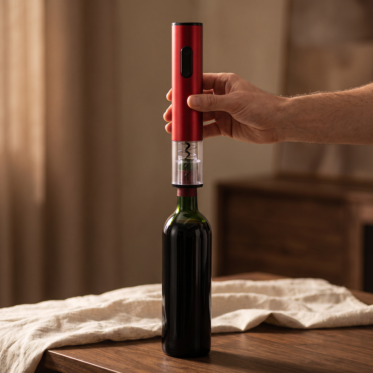 Tire-bouchon électrique rouge posé sur le goulot d'une bouteille de vin