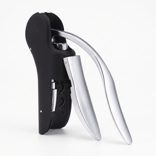 Tire-bouchon à levier automatique noir et chrome sur fond blanc