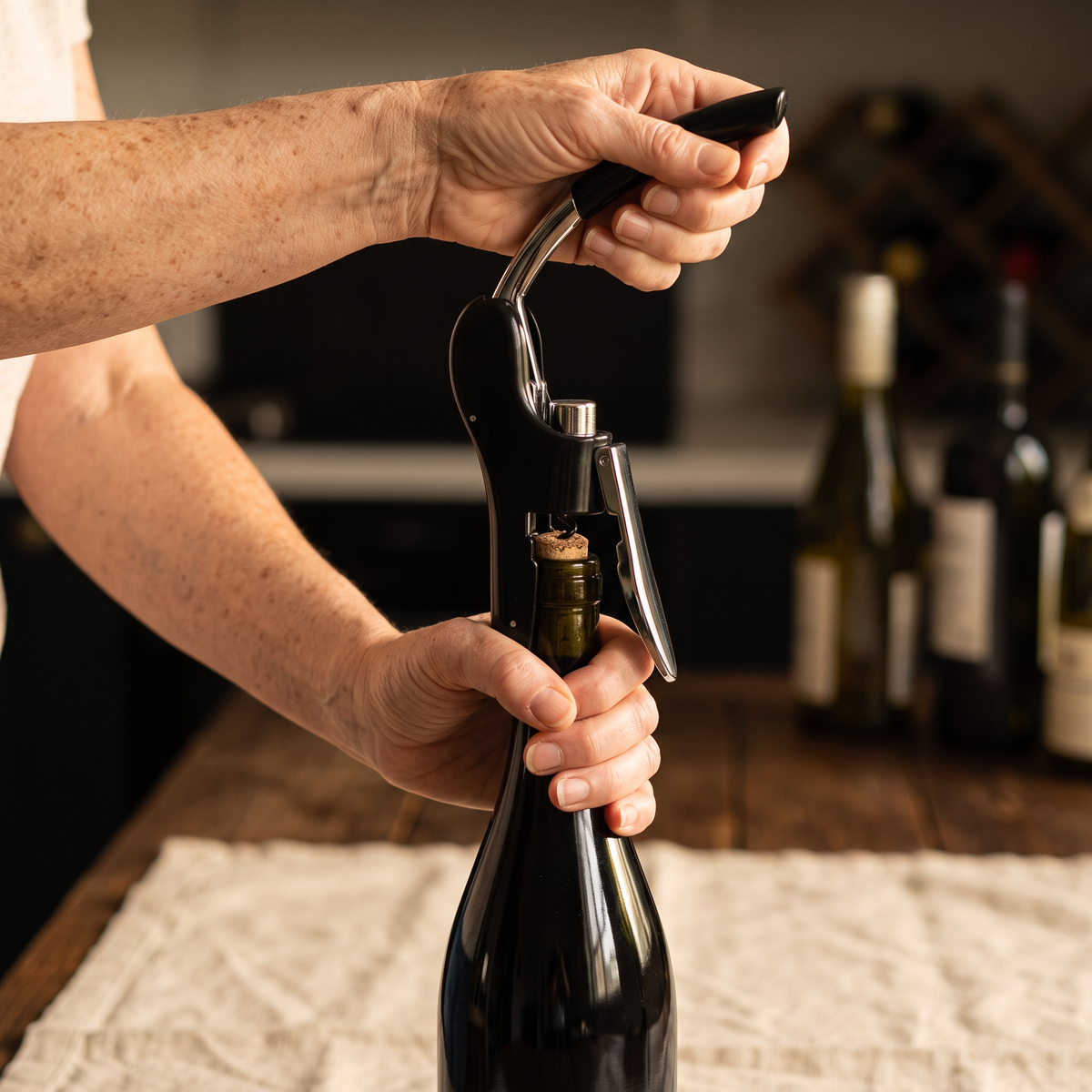Ouverture d'une bouteille de vin avec le tire-bouchon à levier noir