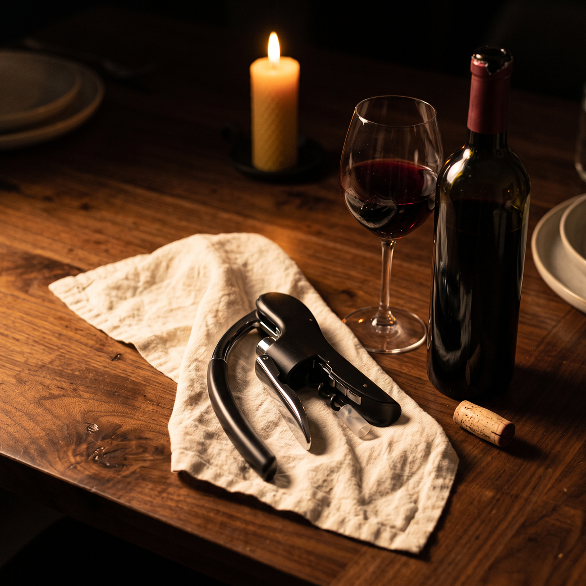 Tire-bouchon à levier professionnel noir sur table en noyer avec bouteille et verre de vin