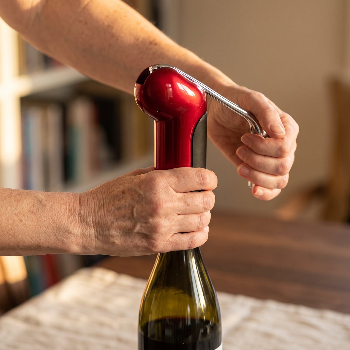 Ouverture d'une bouteille de vin avec le tire-bouchon à levier rouge métal