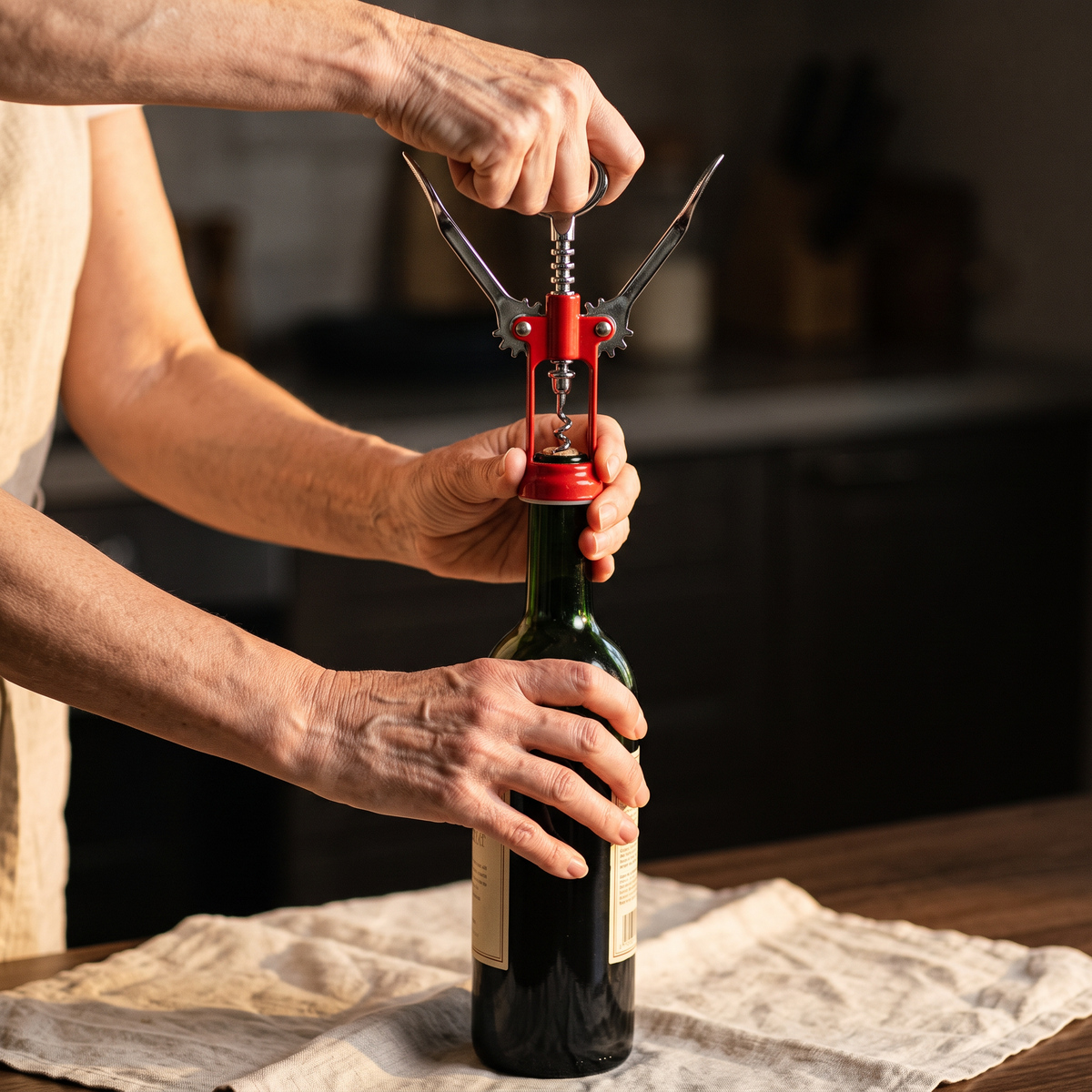 Ouverture d'une bouteille de vin avec le tire-bouchon De Gaulle rouge