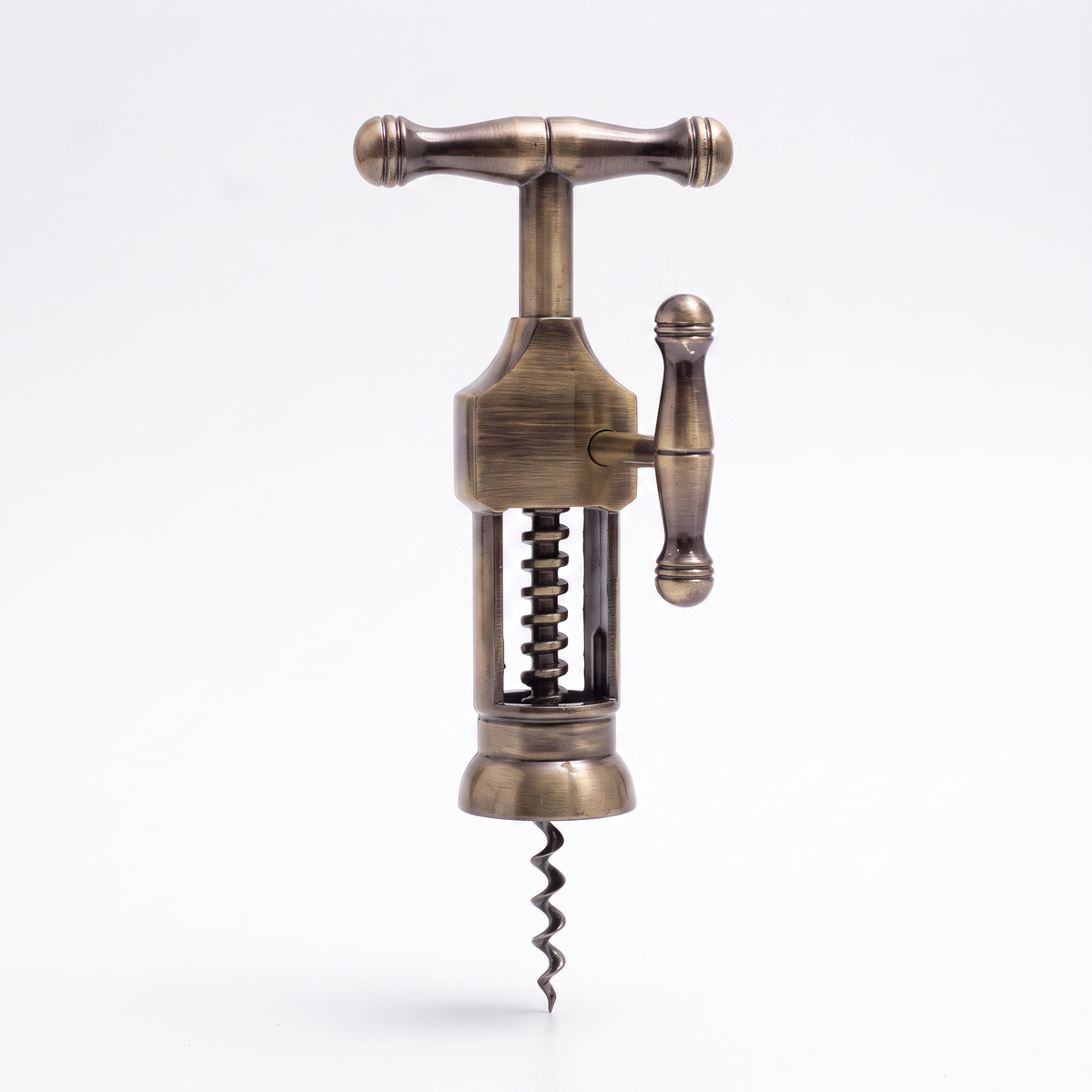 Tire-bouchon mécanique style ancien en bronze sur fond blanc