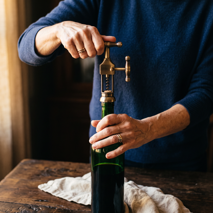 Ouverture d'une bouteille de vin avec le tire-bouchon style ancien
