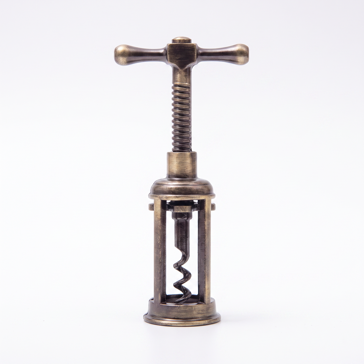 Tire-bouchon à cage style ancien en bronze sur fond blanc
