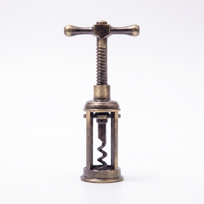 Tire-bouchon à cage style ancien en bronze sur fond blanc
