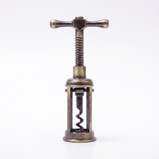 Tire-bouchon à cage style ancien en bronze sur fond blanc