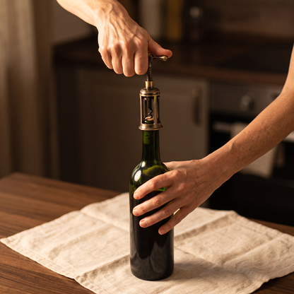 Ouverture d'une bouteille de vin avec le tire-bouchon à cage style ancien