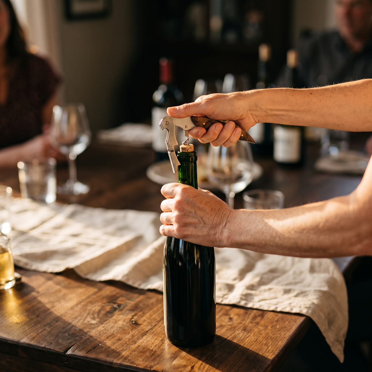 Ouverture d'une bouteille de vin avec le limonadier Bayou