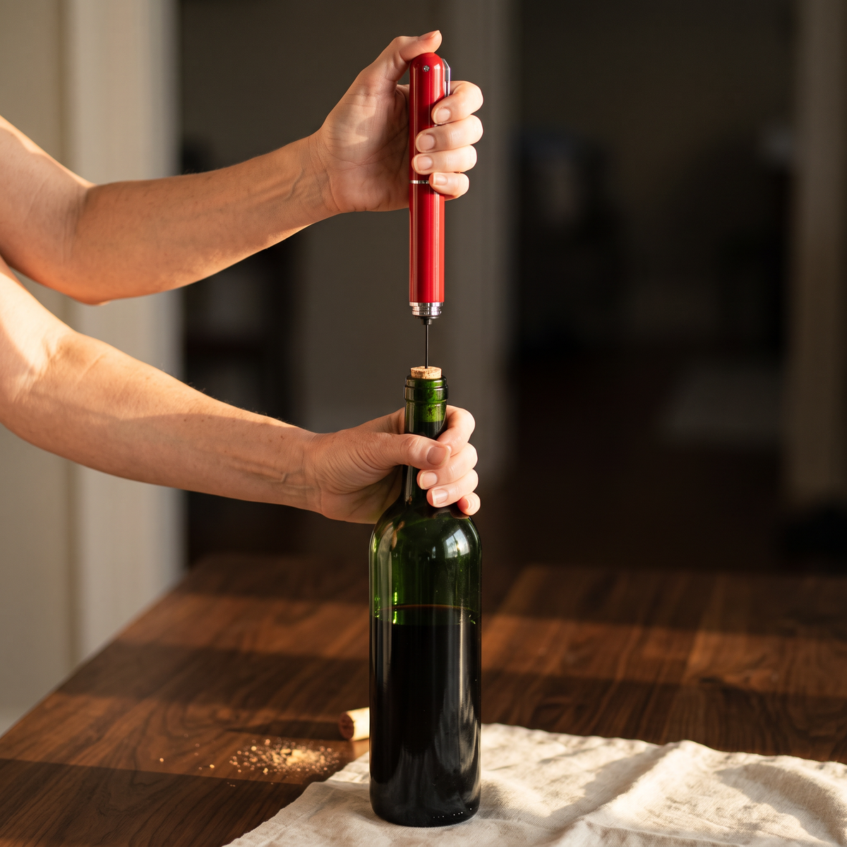 Ouverture d'une bouteille de vin avec le tire-bouchon à air stylo, aiguille dans le bouchon