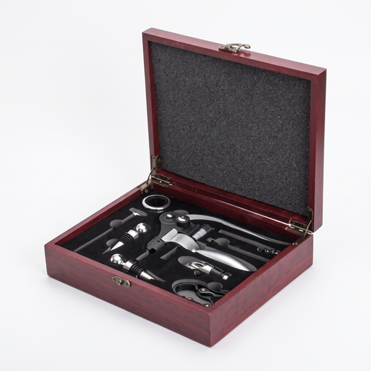 Coffret bois acajou tire-bouchon à levier argent et accessoires, ouvert sur fond blanc