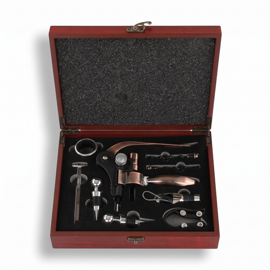 Coffret bois acajou tire-bouchon à levier bronze et accessoires, ouvert sur fond blanc