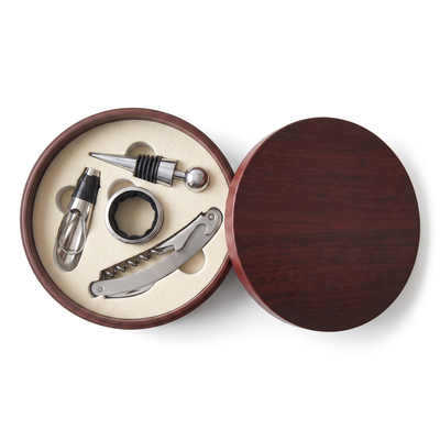 Coffret rond en bois avec tire-bouchon sommelier, bouchon, collier et verseur sur fond blanc