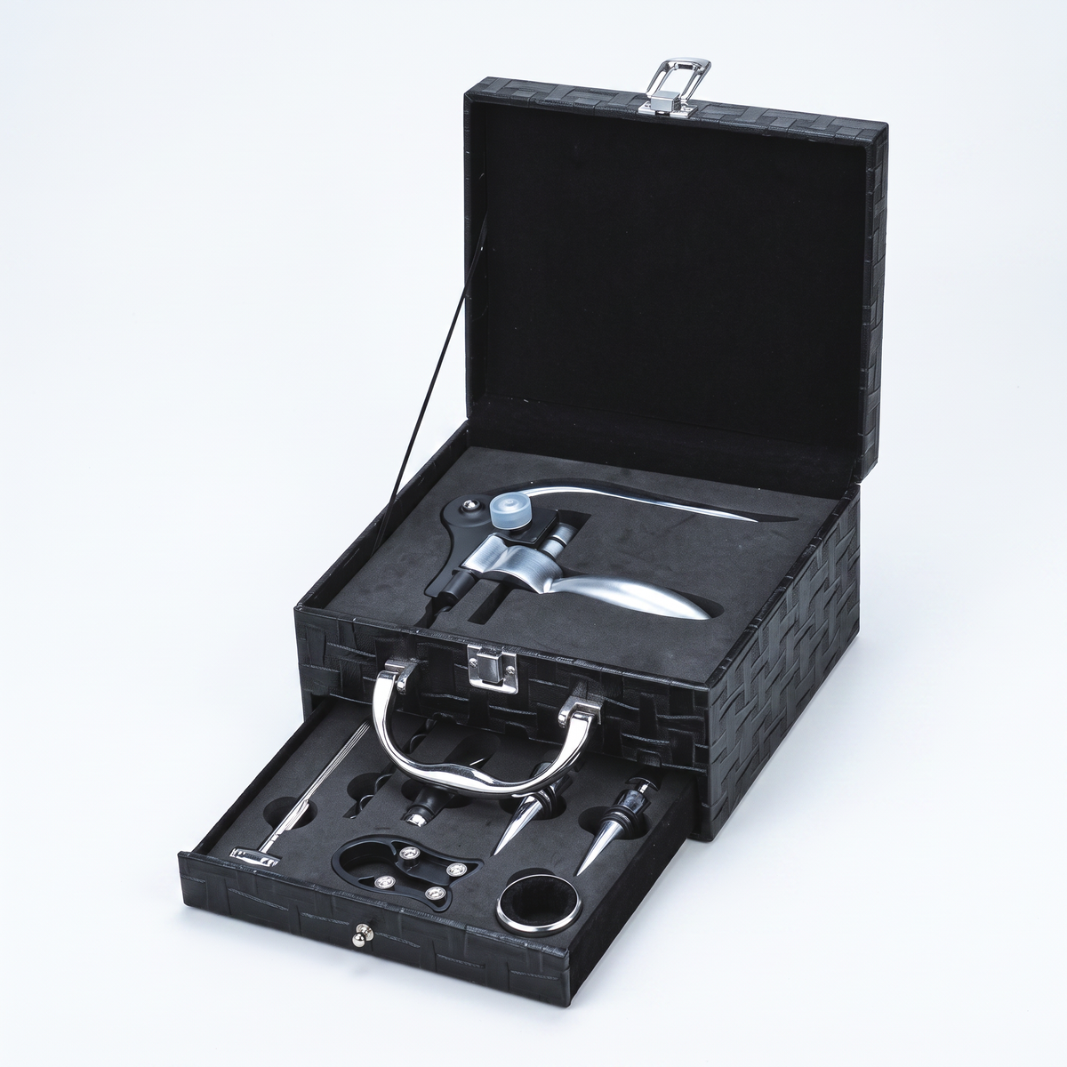 Coffret en cuir noir à tiroir avec tire-bouchon à levier et accessoires, ouvert sur fond blanc