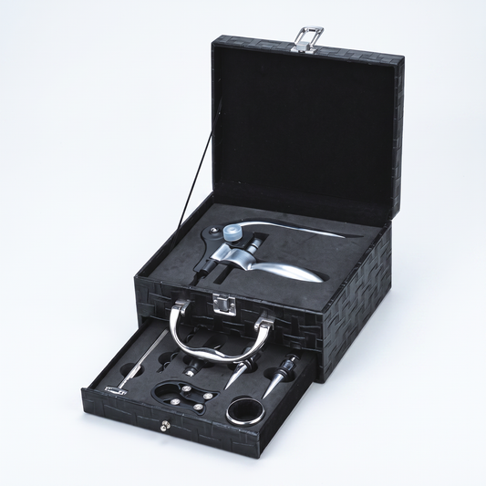 Coffret en cuir noir à tiroir avec tire-bouchon à levier et accessoires, ouvert sur fond blanc