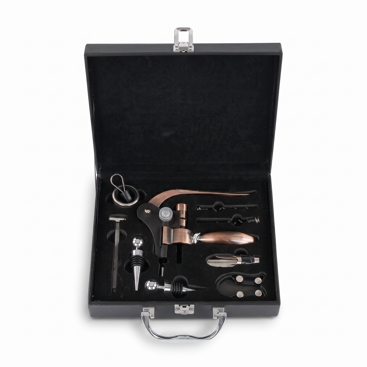 Coffret en cuir noir tire-bouchon à levier bronze et accessoires, ouvert sur fond blanc