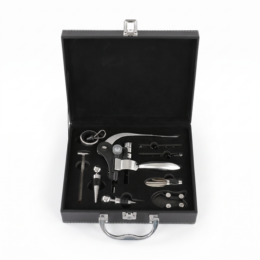 Coffret en cuir noir tire-bouchon à levier argent et accessoires, ouvert sur fond blanc