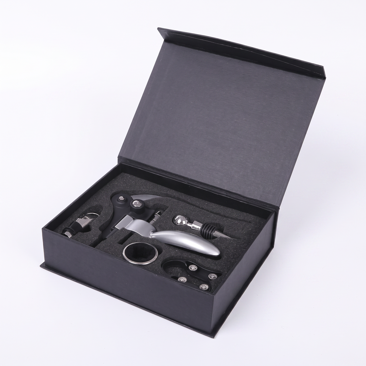 Coffret noir aimanté tire-bouchon à levier noir et accessoires, ouvert sur fond blanc