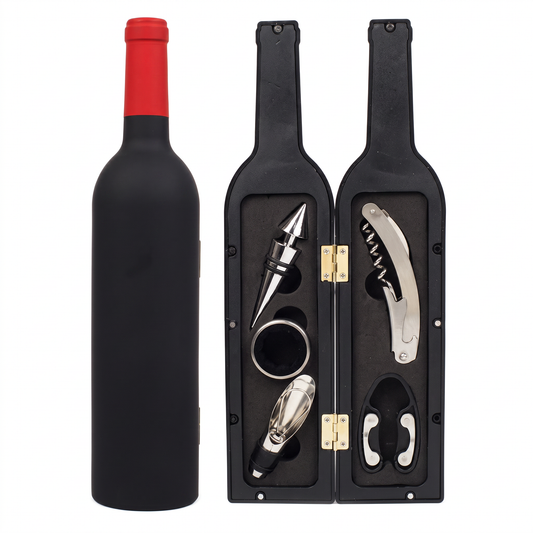 Coffret en forme de bouteille de vin avec tire-bouchon, bouchon, collier et verseur sur fond blanc