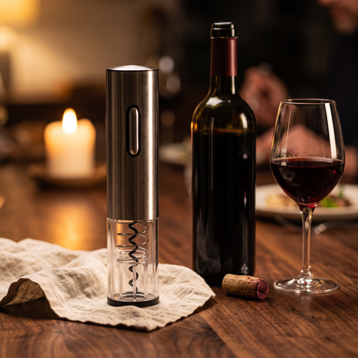 Tire-bouchon électrique Bouton sur table en noyer avec bouteille et verre de vin