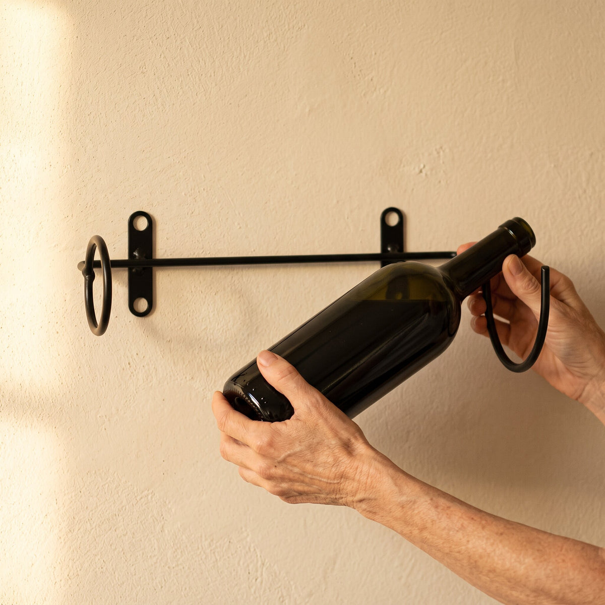 Porte-bouteille de Vin Mural Noir - main d'échelle