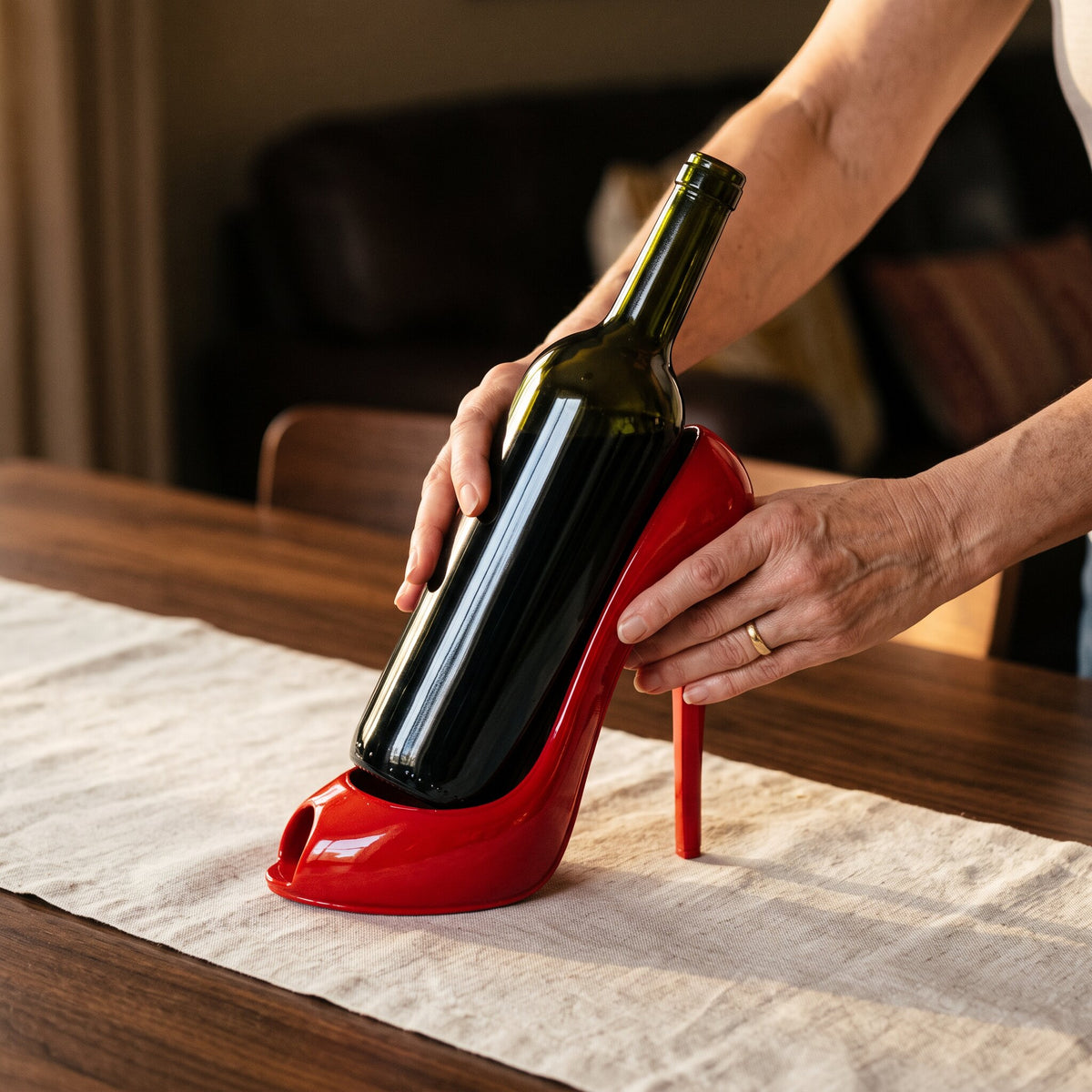 Porte-bouteille de Vin Talon Rouge - main d'échelle