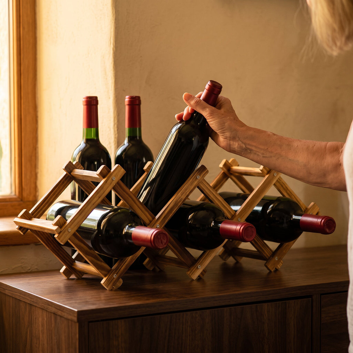 Range bouteille de vin en bois - main d'échelle