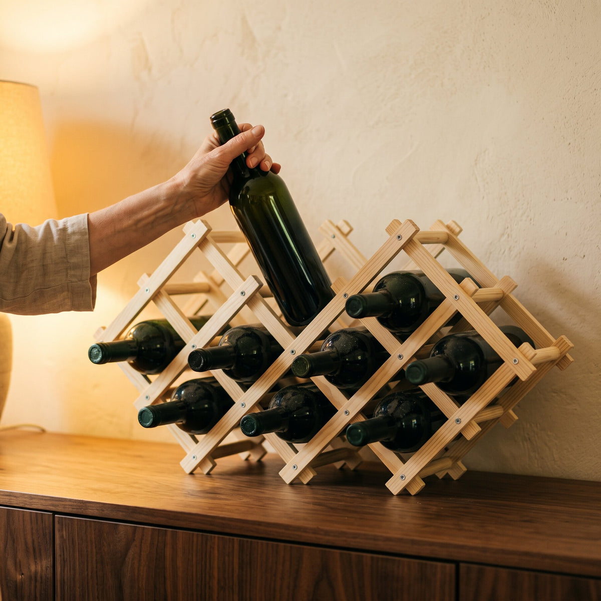 Range bouteille en bois clair - main d'échelle