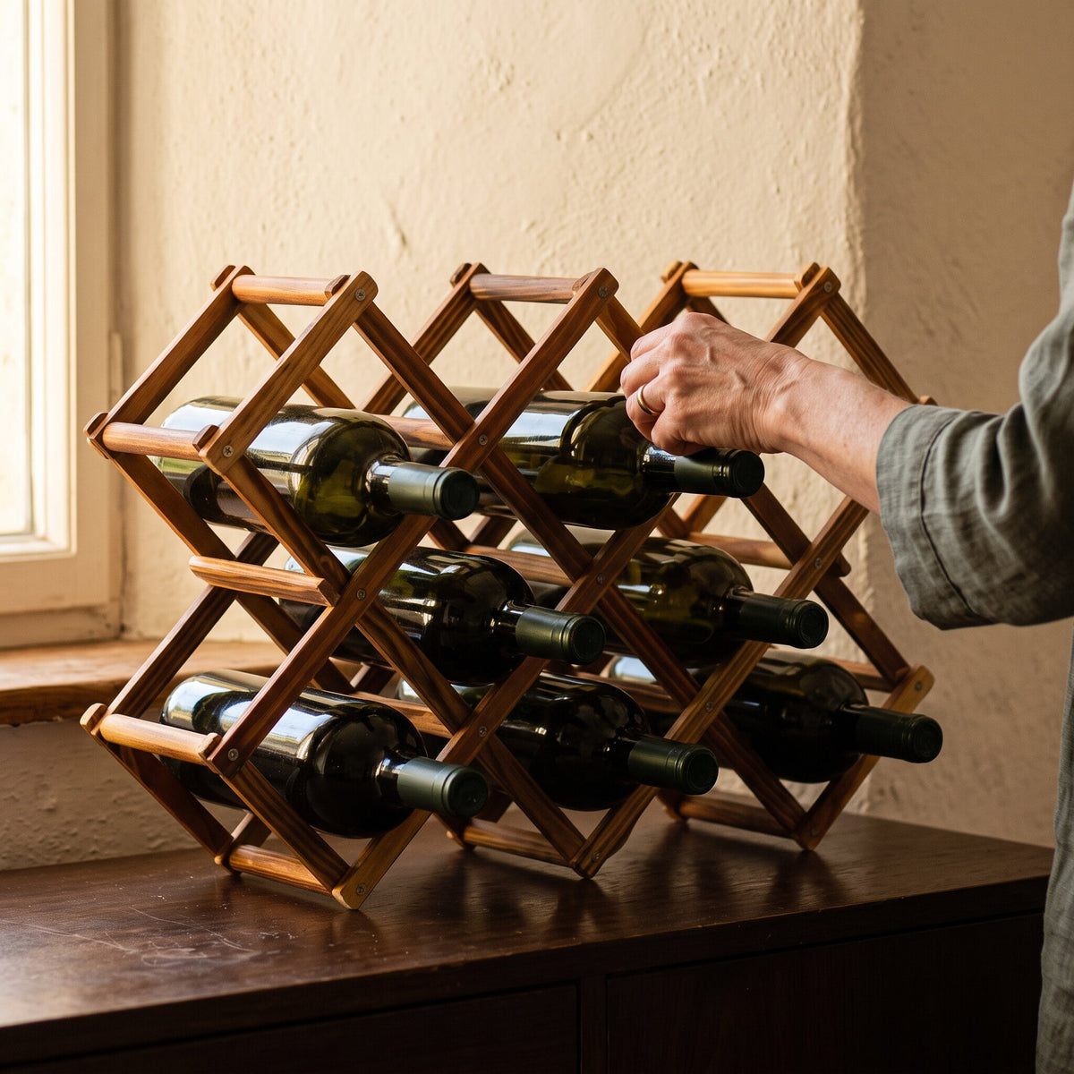 Range bouteille vin bois - main d'échelle