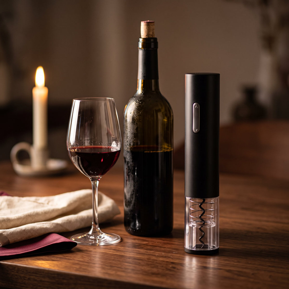 Tire-bouchon électrique Noir sur une table de dîner en noyer avec bouteille et verre de vin rouge