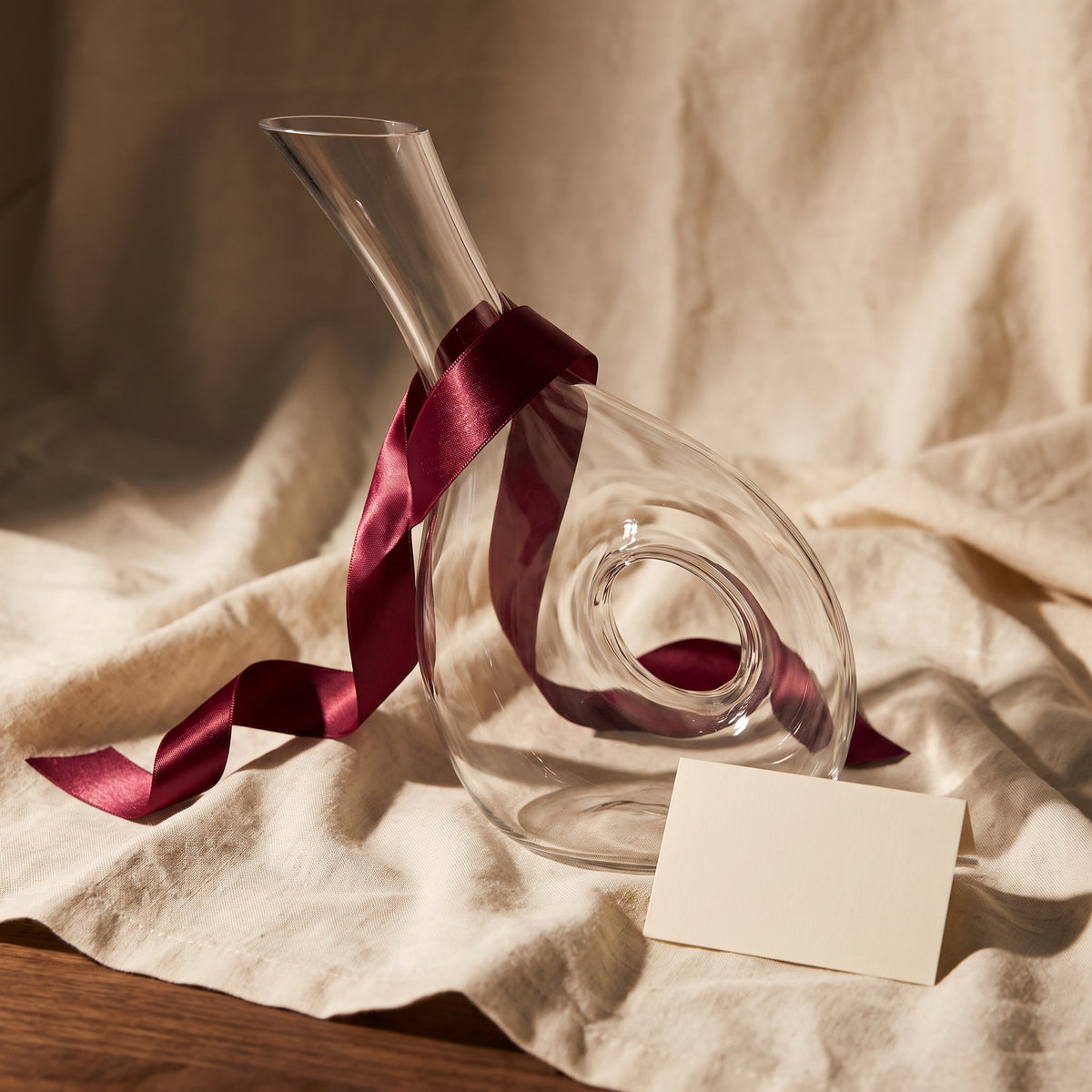 Carafe Design Bunny avec ruban cadeau bordeaux sur lin crème