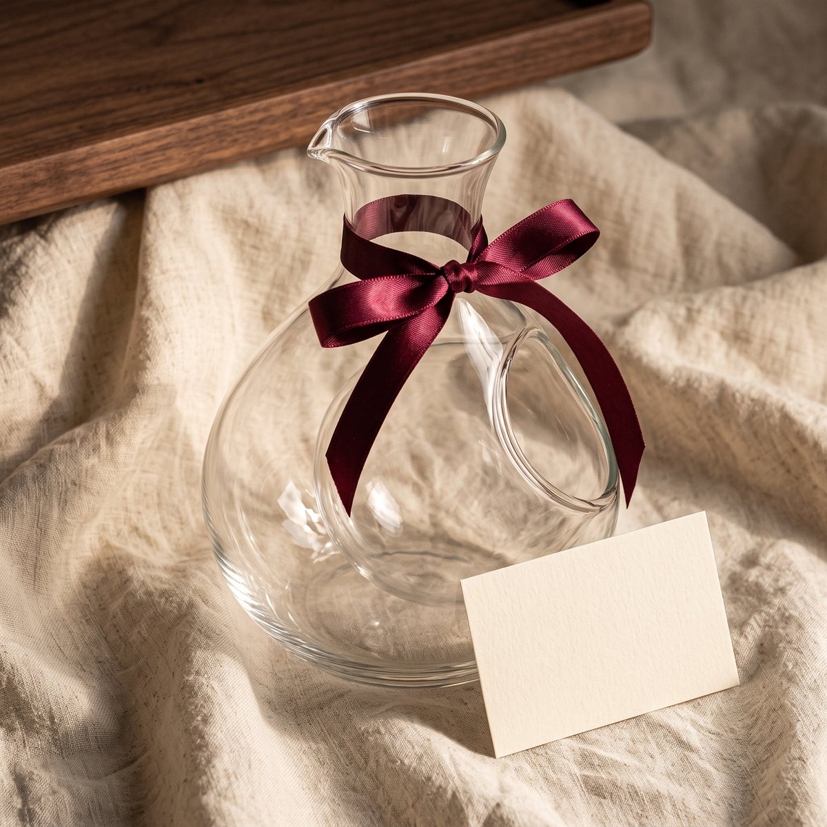 Carafe Ice-In avec ruban cadeau bordeaux sur lin crème