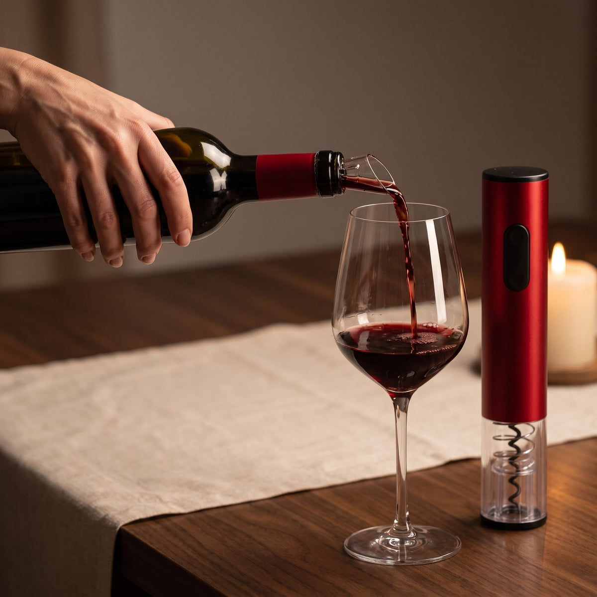 Service du vin à table, tire-bouchon électrique rouge posé à côté du verre