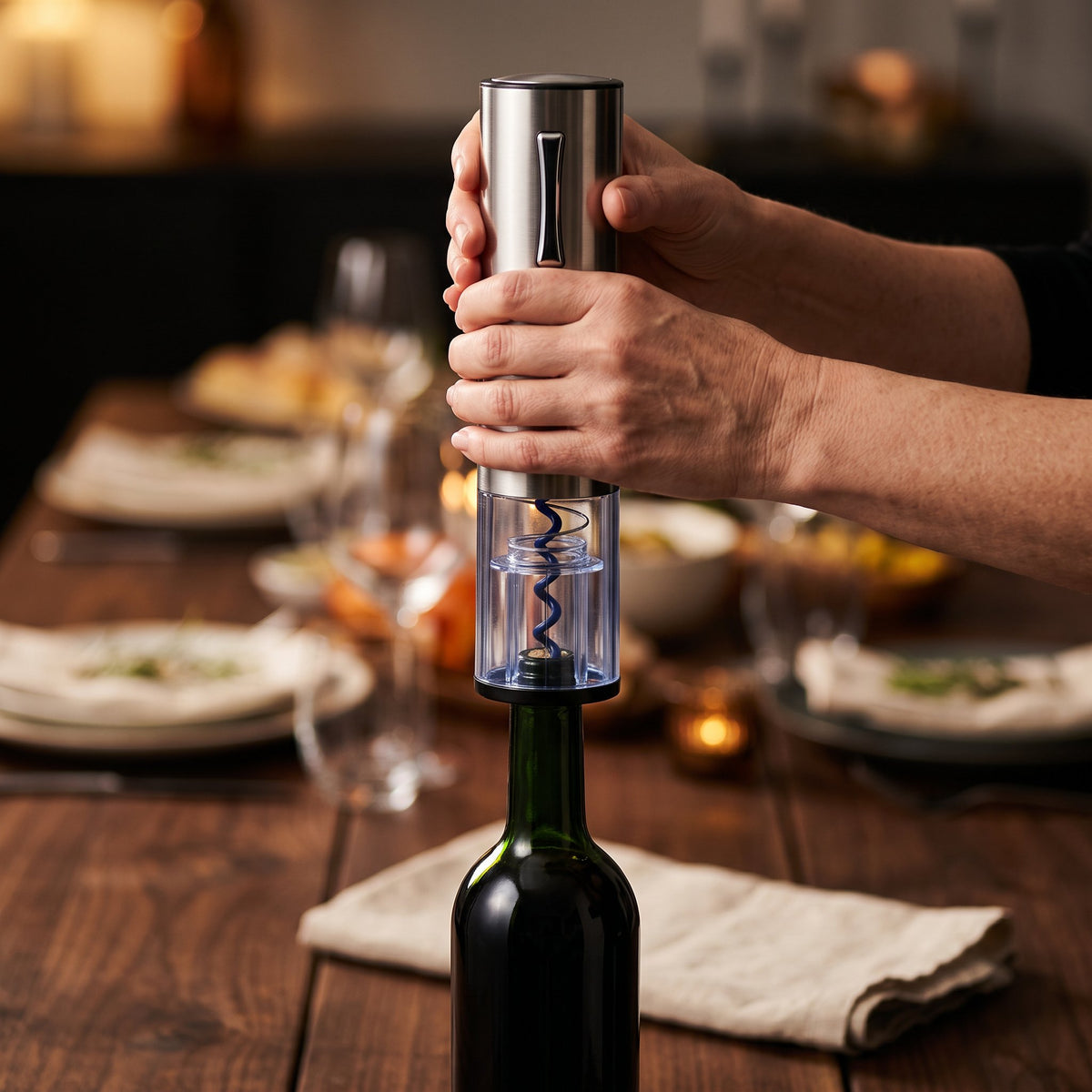 Tire-bouchon électrique Facile posé sur le goulot d'une bouteille de vin