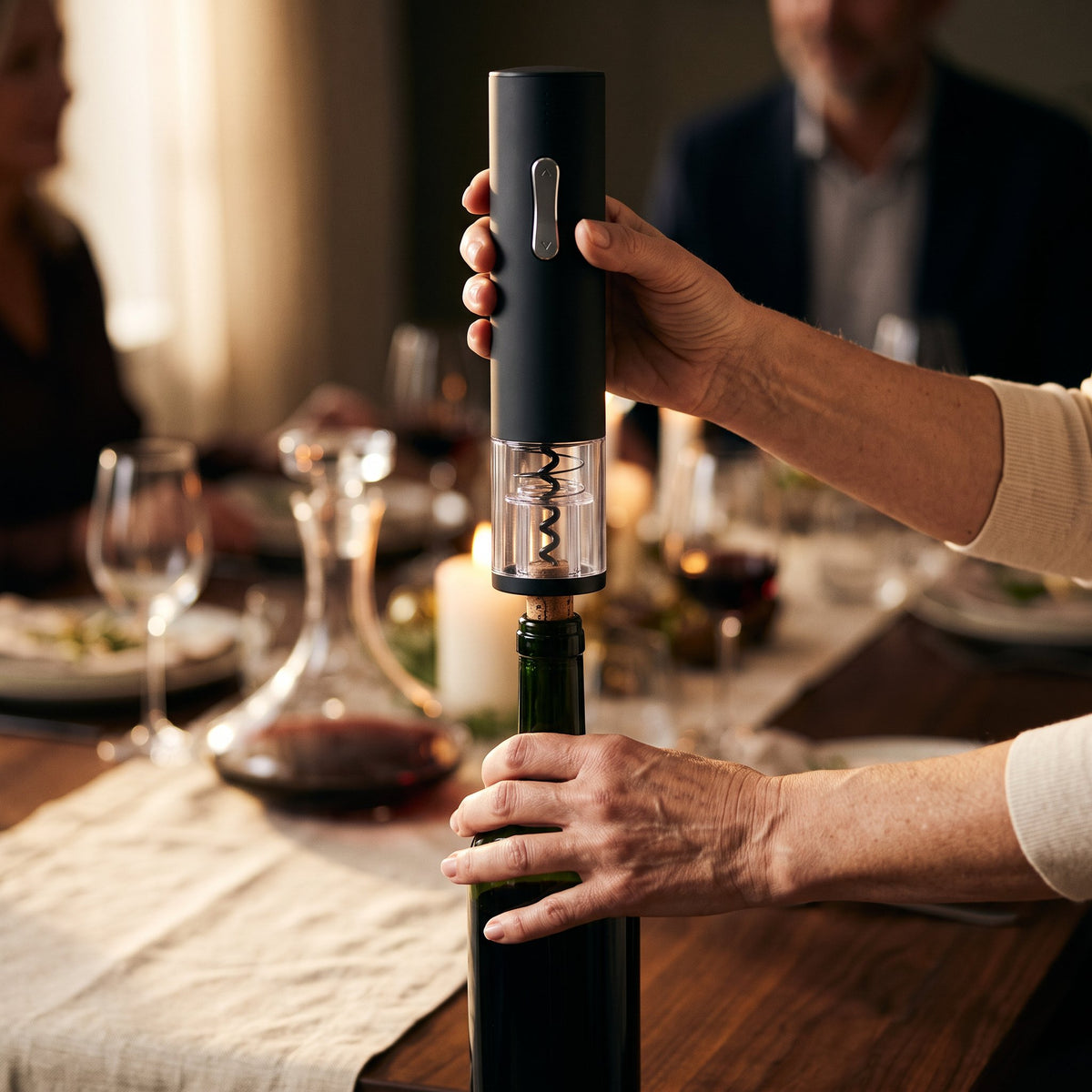 Tire-bouchon électrique Automatique posé sur le goulot d'une bouteille de vin