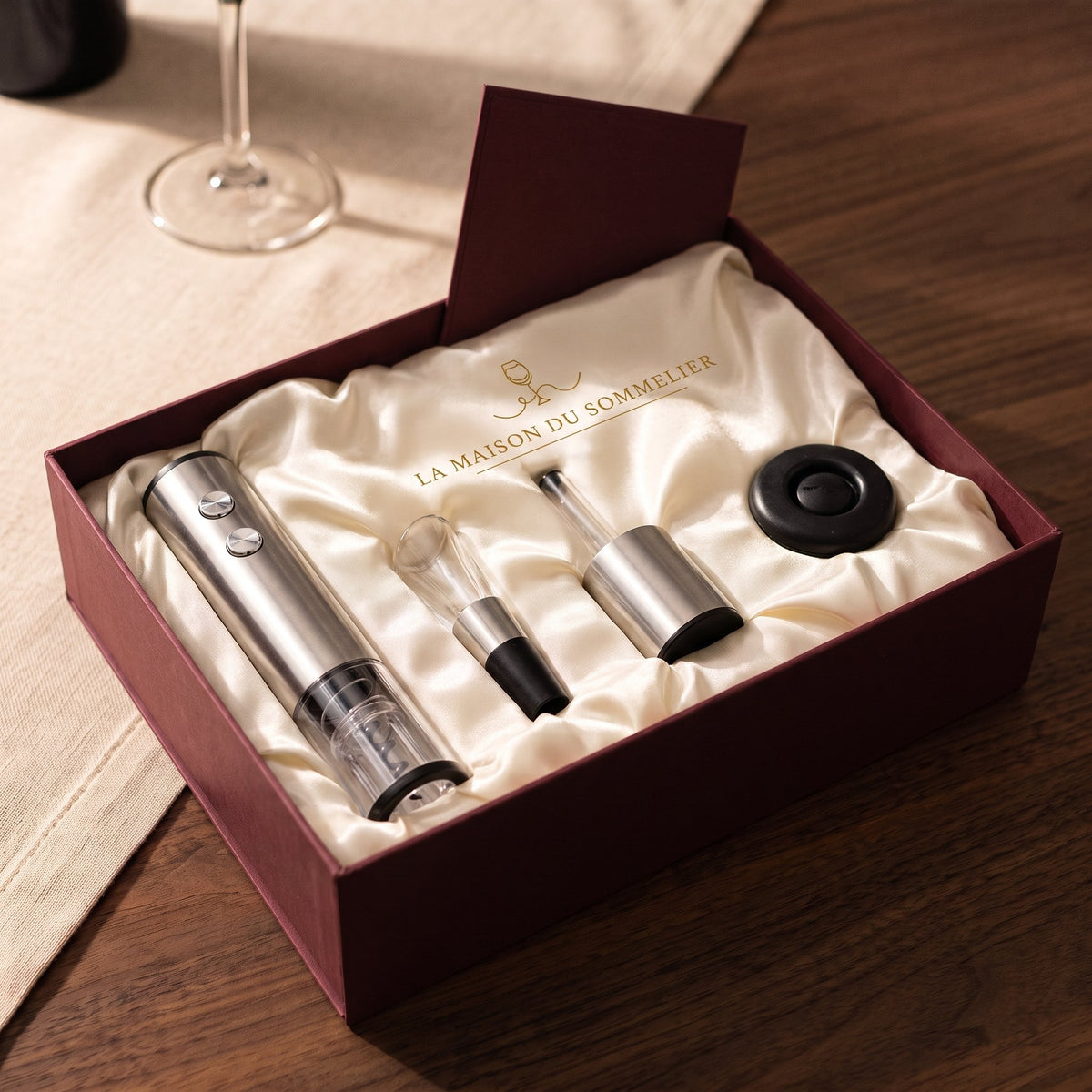 Coffret tire-bouchon électrique avec verseur, coupe-capsule et bouchon, boîte cadeau bordeaux ouverte