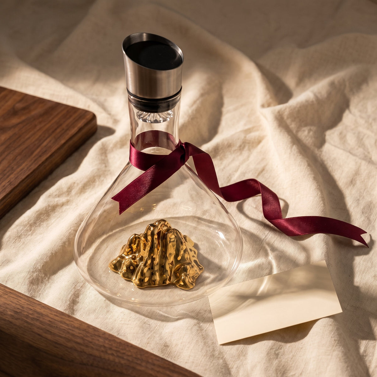 Carafe Iceberg Doré avec ruban cadeau bordeaux sur lin crème
