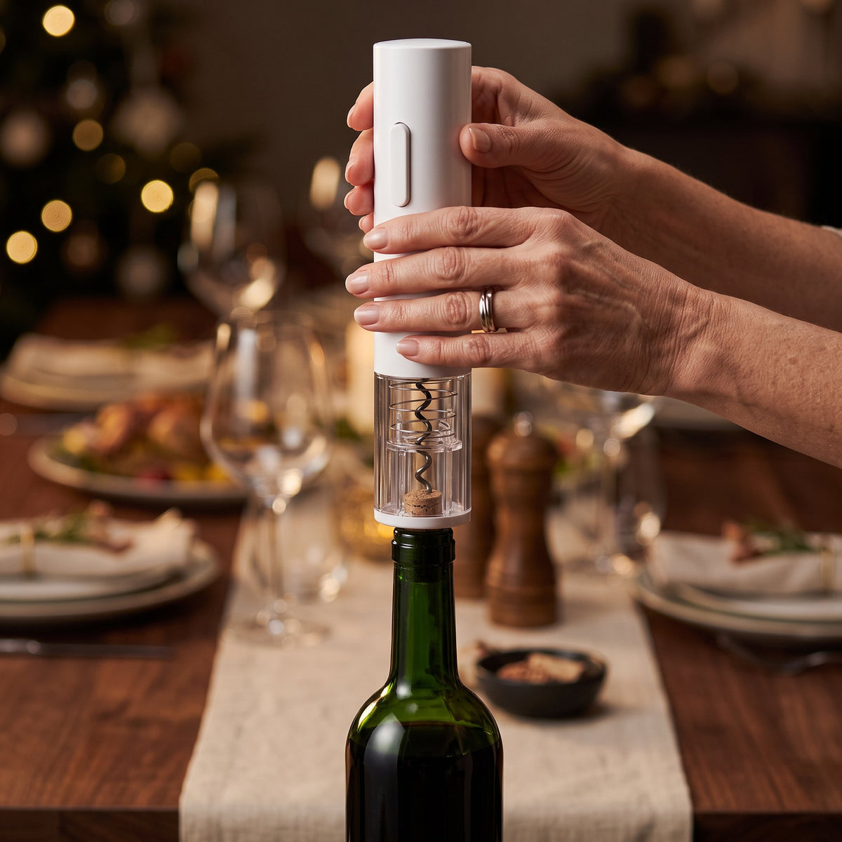Tire-bouchon électrique Automatique Blanc posé sur le goulot d'une bouteille de vin
