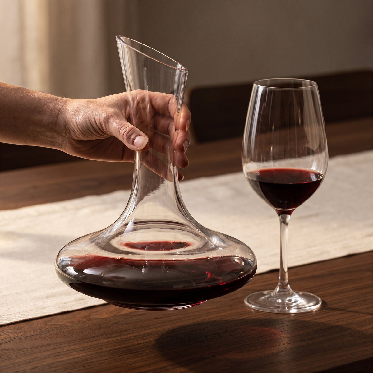 Carafe Najac tenue en main au-dessus de la table