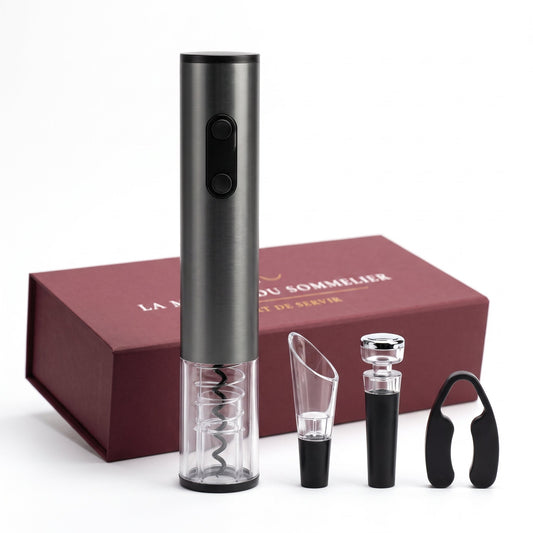 Coffret tire-bouchon électrique avec verseur, bouchon sous vide et coupe-capsule devant la boîte cadeau bordeaux, fond blanc — La Maison du Sommelier