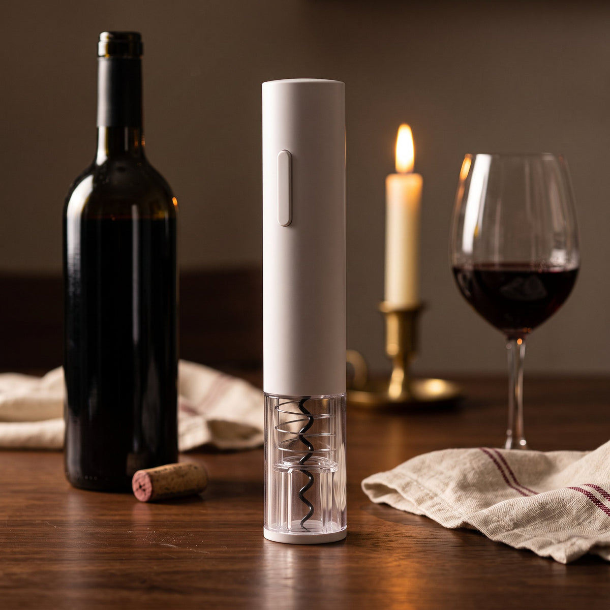 Tire-bouchon électrique Automatique Blanc sur une table de dîner en noyer avec bouteille et verre de vin rouge