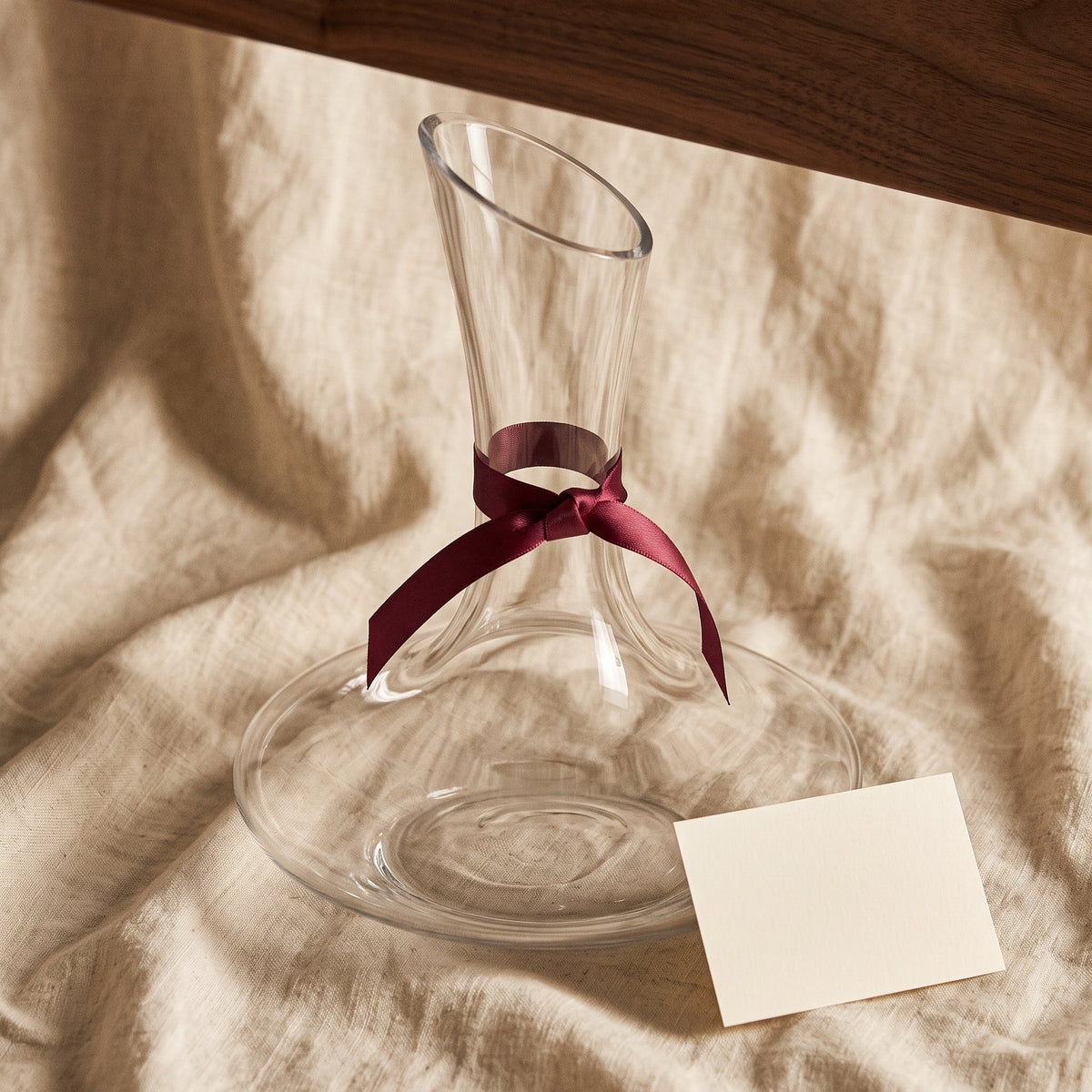 Carafe Najac avec ruban cadeau bordeaux sur lin crème