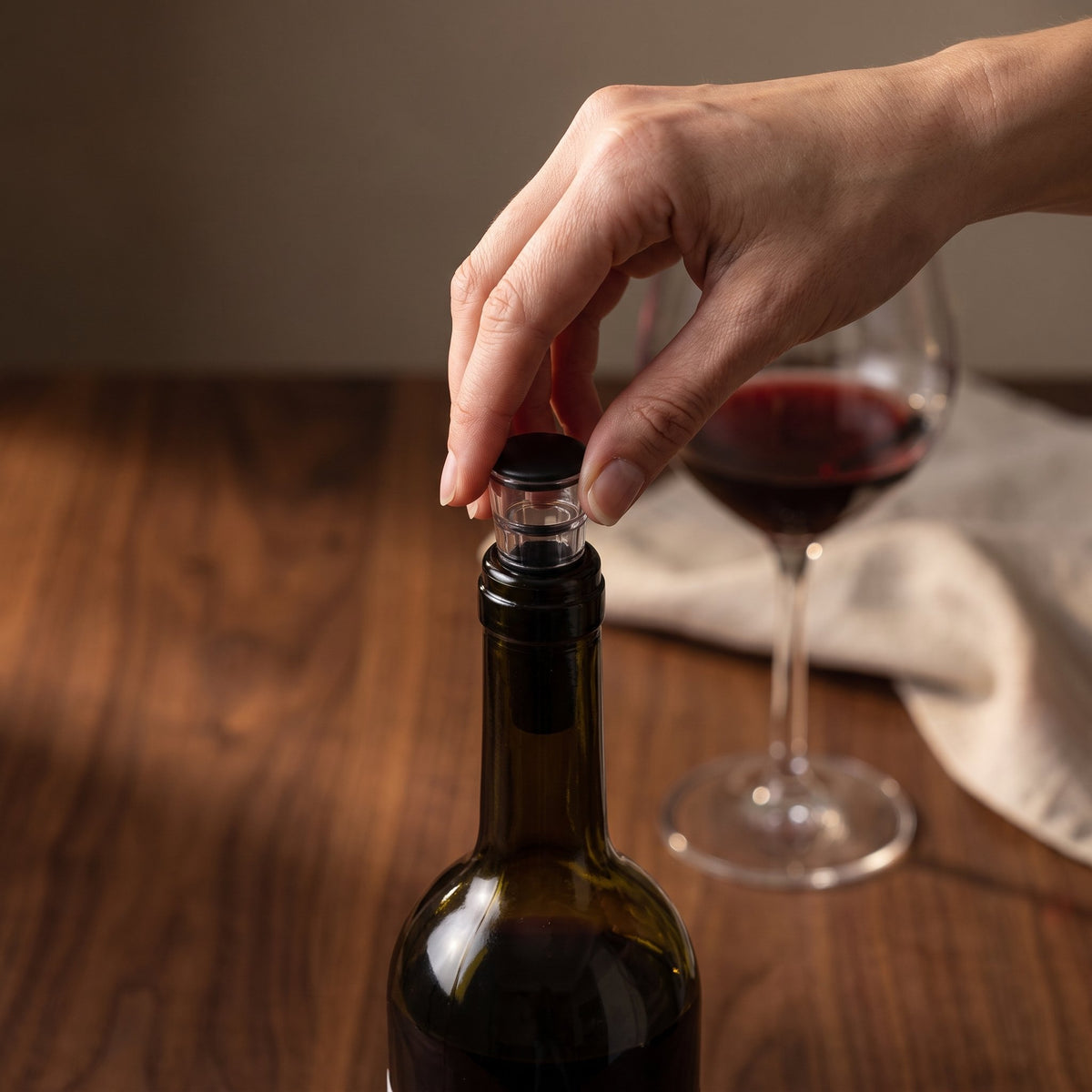 Bouchon du coffret posé sur une bouteille de vin entamée