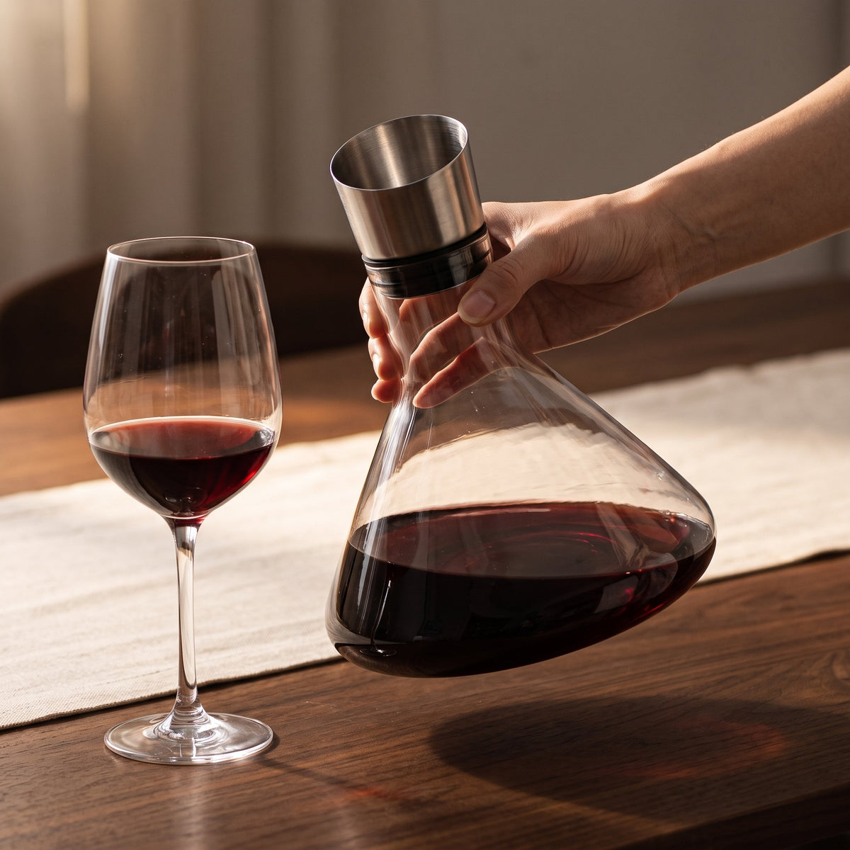Carafe PepperMint tenue en main avec son couvercle